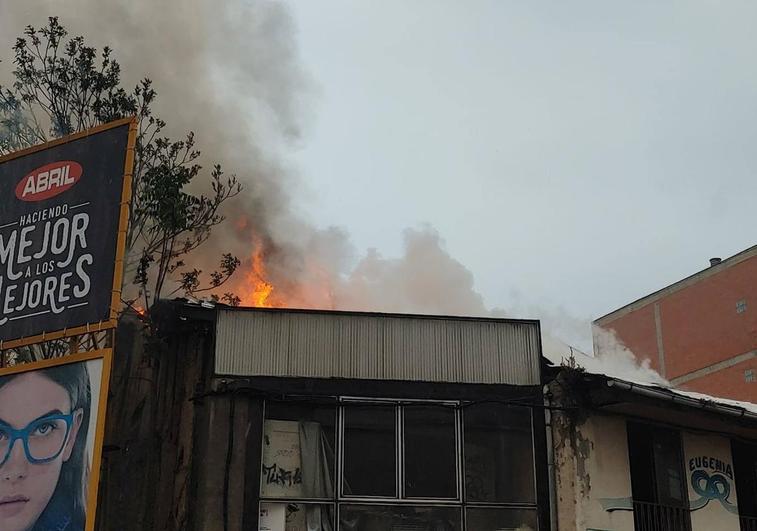 Un incendio afecta a una vivienda abandonada en la avenida Puebla de Ponferrada