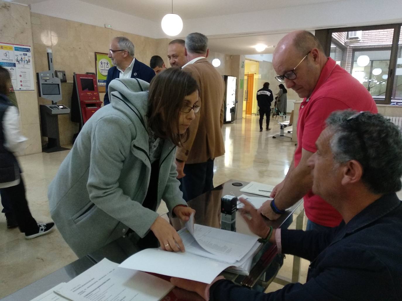 El PSOE de Ponferrada presenta en la Junta Electoral de Zona su candidatura a las municipales