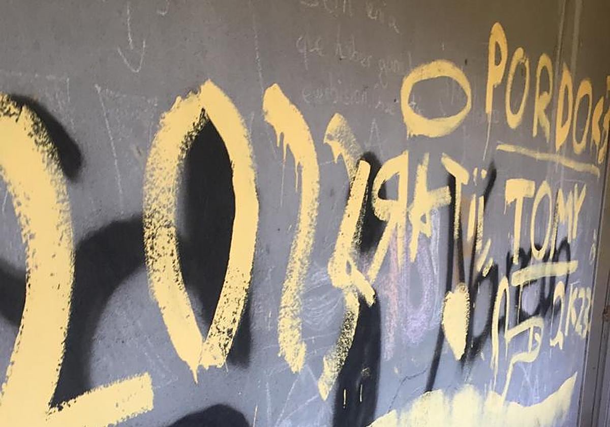 Pintadas en las antiguas escuelas de Ozuela.