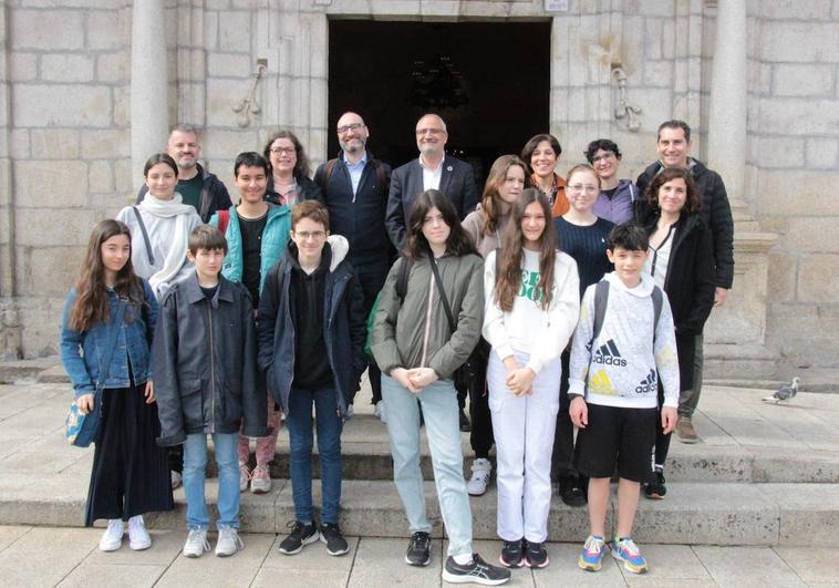 El alcalde de Ponferrada junto a los alumnos y profesores del conservatorio de música de Boulogne, en París.