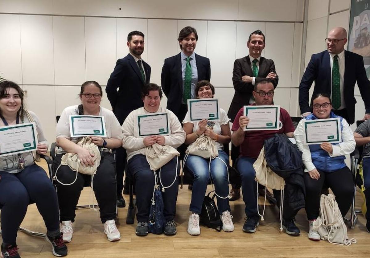 Usuarios de Asprona Bierzo participaron en el taller 'Economía para todos' de Caja Rural.