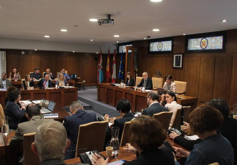 El pleno de Ponferrada aprueba la modificación del contrato de transporte urbano para dar cobertura al aumento de servicios y líneas