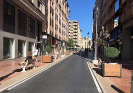 Calle Camino de Santiago, en el centro de Ponferrada, que formará parte de la ZBE.