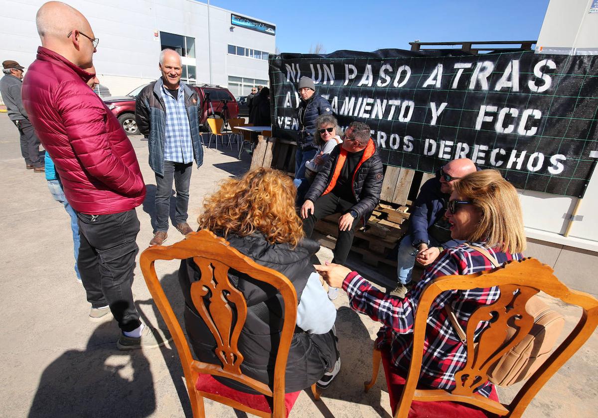 Trabajadores de FCC Medio Ambiente durante la huelga en el servicio de recogida de residuos y limpieza viaria.