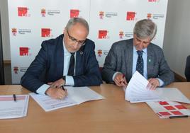 El alcalde de Ponferrada y el rector de la ULE, en la firma del acuerdo.