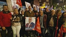 Los candidatos a la alcaldía de Ponferrada protagonizaron la pegada de carteles con la que se dio inicio a la campaña electoral del 28-M