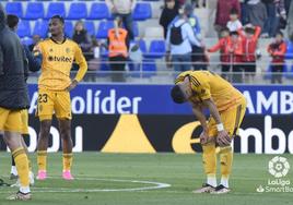 Los jugadores de la Ponferradina se lamentan tars confirmarse el descenso a Primera RFEF.