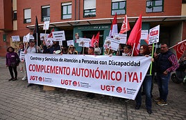 Concentración de trabajadores de atención a la discapacidad de UGT ante la sede de la Junta en Ponferrada