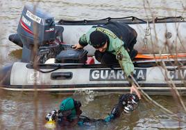 Equipos GEAS de la Guardia Civil durante labores de rastreo.