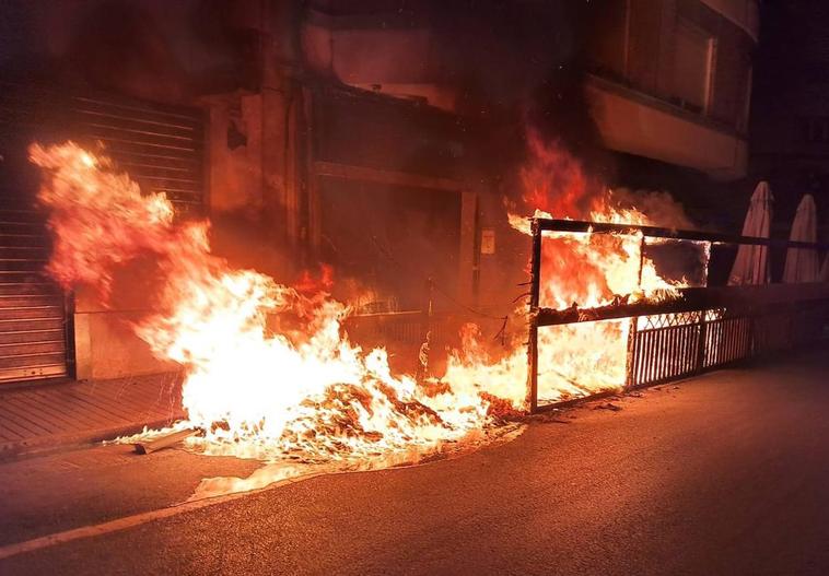 El incendio de un contenedor en la calle Dos de Mayo de Ponferrada destruyó la terraza del bar La Lonja.