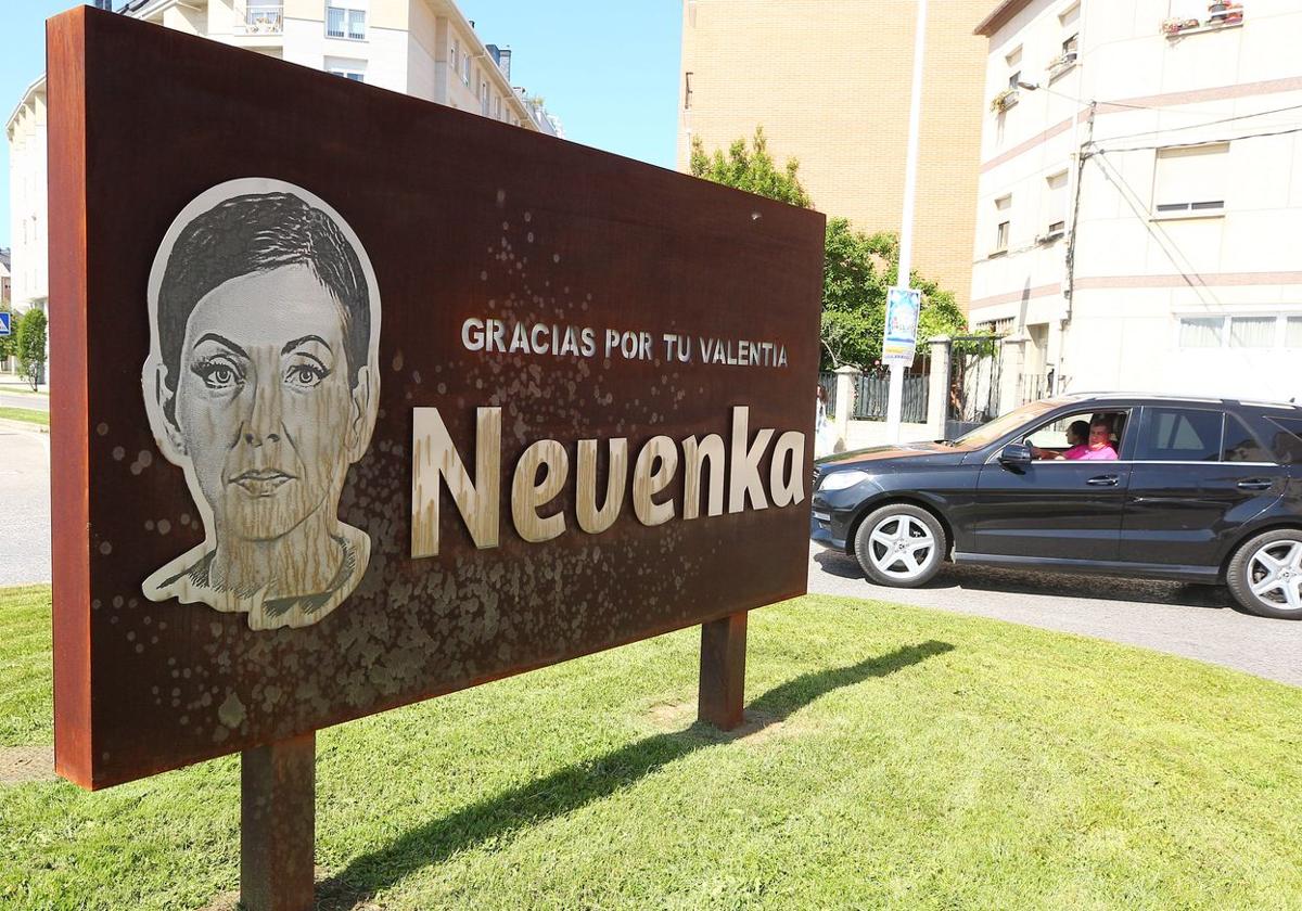 Imagen de la placa conmemorativa de Nevenka Fernández tras ser rociada con ácido.