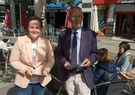 María Arias y Tarsicio Carballo reparten programas del PRB.