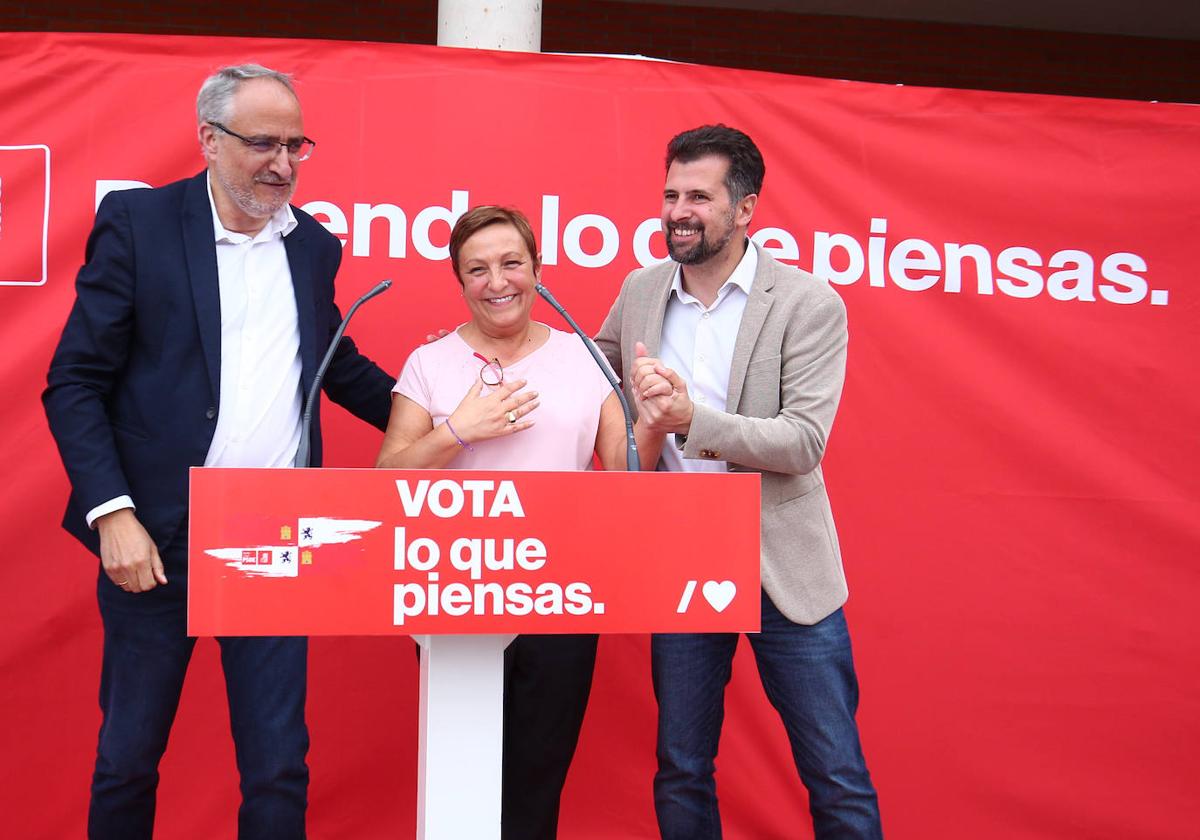 Luis Tudanca (D), junto al candidato por Ponferrada, Olegario Ramón, y la senadora Carmen Morán.