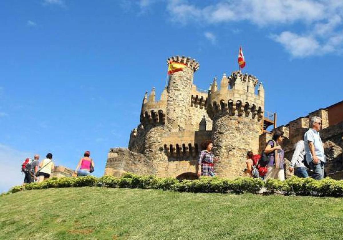 Turistas en el Castillo de los Templarios.