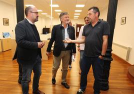 El secretario general del PP de Castilla y León, Francisco Vázquez (C), junto al candidato de Ponferrada, Marco Morala (I) y el presidente de la Fele Bierzo, Javier Morán (D).