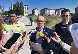 El candidato de la UPL a la Alcaldía de Ponferrada, Manuel Ferreiro, durate su comparecencia en el barrio de La Rosaleda.
