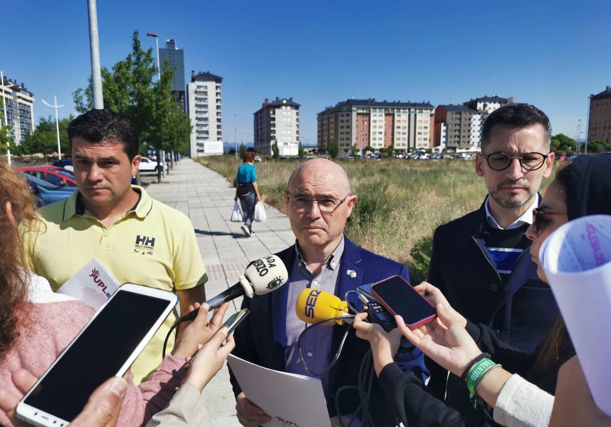 El candidato de la UPL a la Alcaldía de Ponferrada, Manuel Ferreiro, durate su comparecencia en el barrio de La Rosaleda.
