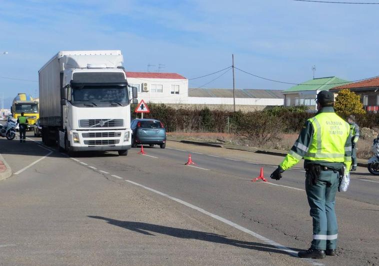 Interceptan en la A-6 en Carracedelo al conductor de un camión de mercancías peligrosas que circulaba drogado