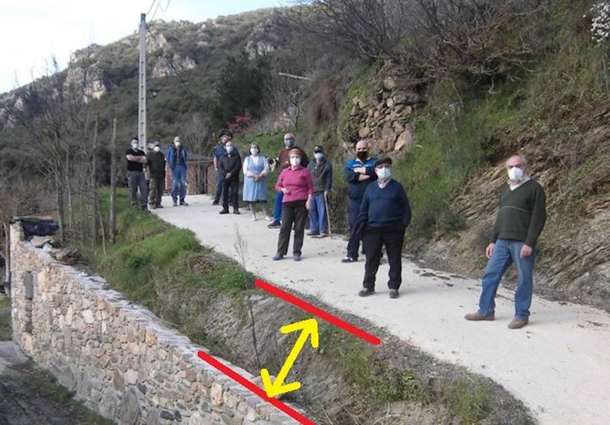 Los representantes de la Junta Vecinal de Villavieja muestran la situación del camino afectado por las obras.