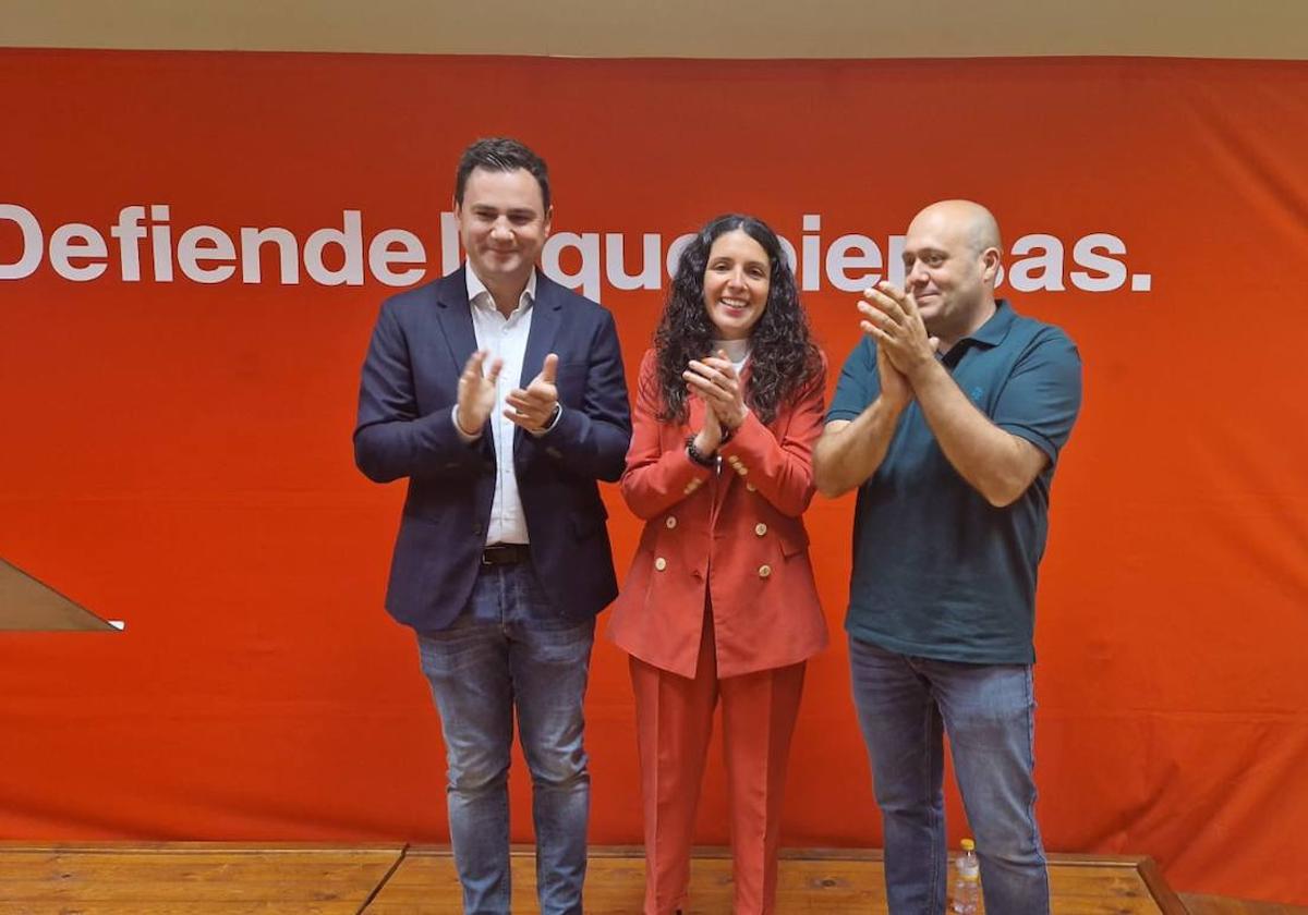 Javier Alfonso Cendón y el procurador en las Cortes, Javier Campos, arroparon a la candidata de Toral de los Vados en el cierre de campaña.