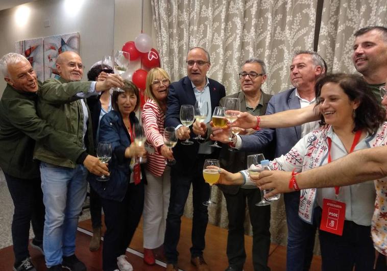 Ramón valora los «resultados extraordinarios» del PSOE y excluye a VOX de posibles pactos