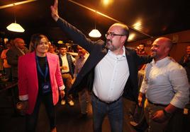 El candidato del PP a la Alcaldía de Ponferrada, Marco Morala, celebra los resultados de las elecciones municipales.
