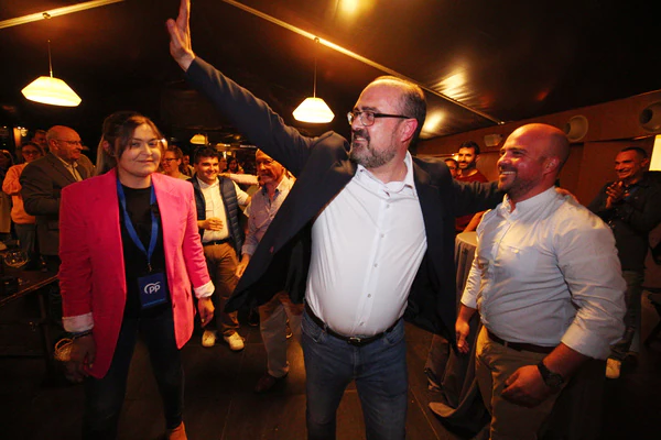 El candidato del PP a la Alcaldía de Ponferrada, Marco Morala, celebra los resultados de las elecciones municipales.