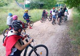 Escolares del Bierzo y Laciana participan en las actividades de los Juegos Escolares de la Diputación de León.