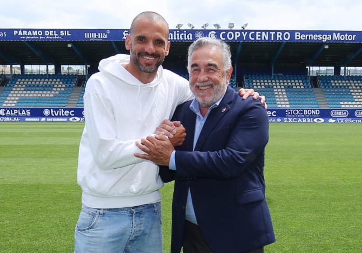 Yuri sumará una temporada más en Ponferrada. En la imagen, junto al presidente de la Deportiva, José Fernández Nieto 'Silvano', tras anunciar su renovación.