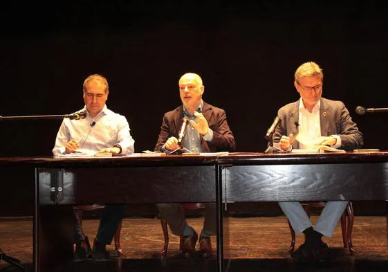 Imagen de la primera de las ponencias con Antonio Lucio Gil (I), Valentín Carrera (C) y José Luis Vázquez (R).