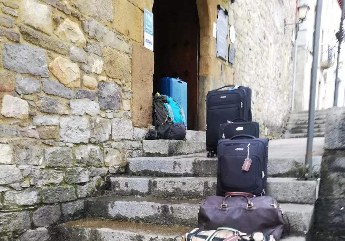 Maletas a la entrada de un albergue de peregrinos.