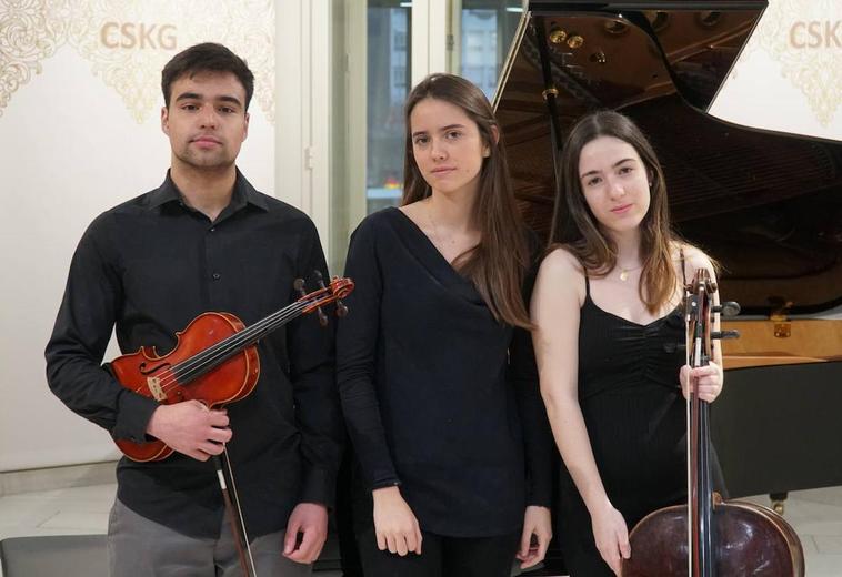 La violonchelista ponferradina Claudia Barrio, ganadora del VII Certamen 'online' de jóvenes talentos en música de cámara