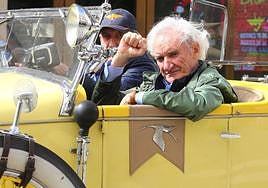 Luis del Olmo estuvo presente en la llegada a la capital berciana de los clásicos participantes.