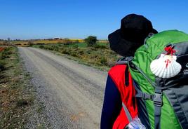 Peregrino realiza el Camino de Santiago.