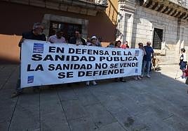 Concentración de la plataforma sanitaria para reclamar más especialistas en Reumatología para el Bierzo.