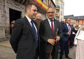 El candidato del PSOE, Olegario Ramón, junto al candidato de CB, Iván Alonso, en uno de los actos de las fiestas de la Encina.