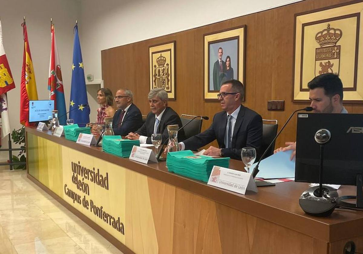 El rector de la ULE y el alcalde de Ponferrada (C) en el acto de graduación de la X Promoción del Grado de Fisioterapia en el Campus del Bierzo.
