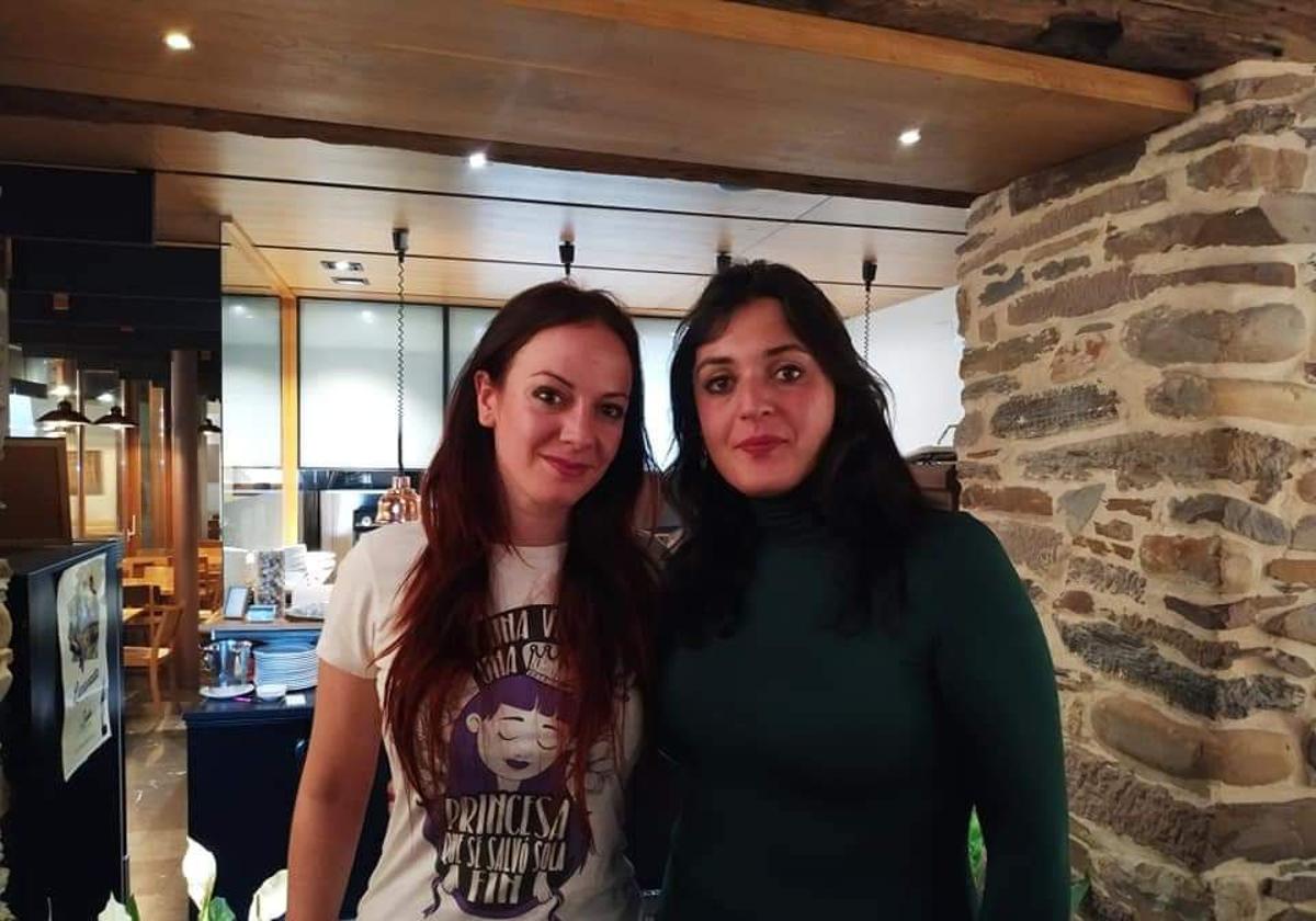 Lorena González junto a la activista Amelia Tiganus.