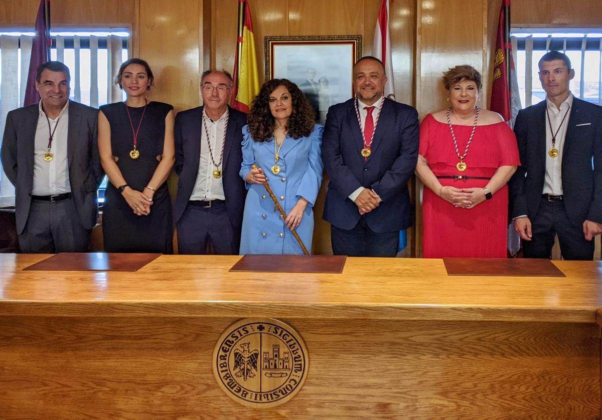 Imagen del nuevo gobierno de Bembibre, con el concejal de UPL, durante el acto de investidura de Silvia Cao como alcaldesa.