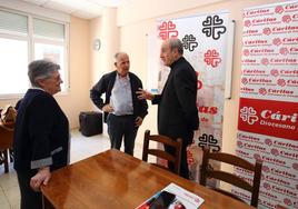 El obispo de Astorga (D), Jesús Fernández, junto al delegado de Cáritas en Ponferrada y la directora de Cáritas Diocesana de Astorga.