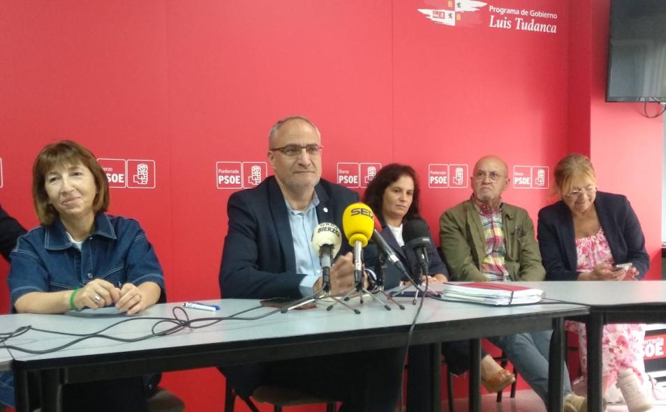 Imagen principal - El PSOE anuncia una oposición «fiscalizadora» frente al «pacto de la motosierra» en Ponferrada