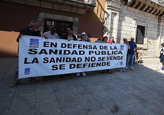 Concentración del pasado jueves en Ponferrada para denunciar la situación de Reumatología en el Hospital El Bierzo.