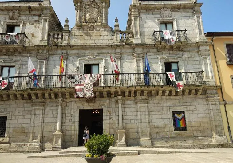Los simbolos de la Noche Templaria presiden la fachada del Ayuntamiento en el Día del Orgullo, a excepción de la pequeña bandera instalada por el PSOE.