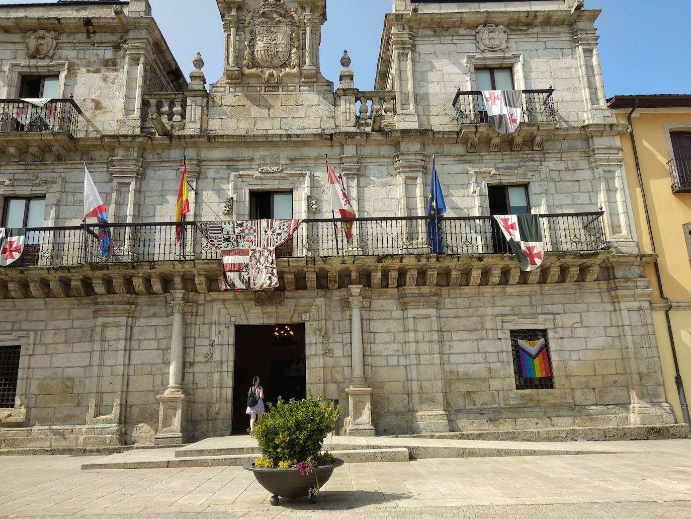 Ponferrada no descuelga la bandera arcoiris en el Día del Ogullo