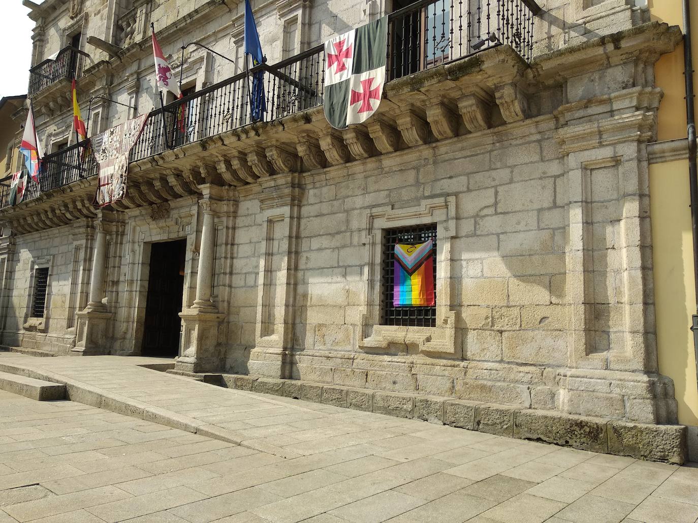 Ponferrada no descuelga la bandera arcoiris en el Día del Ogullo