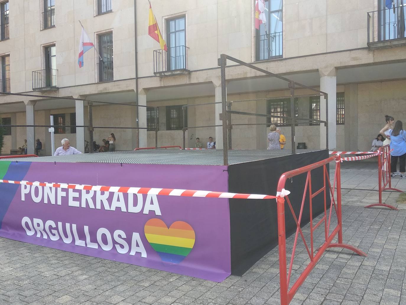 Ponferrada no descuelga la bandera arcoiris en el Día del Ogullo