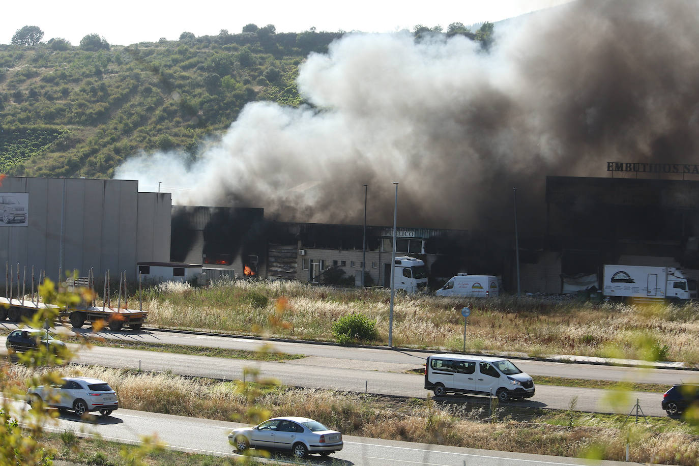 Incendio en una nave de embutidos en San Román de Bembibre