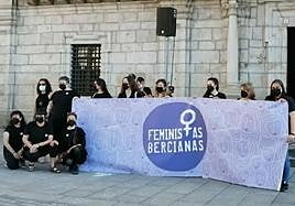 Concentración de Feministas Bercianas ante el Ayuntamiento de Ponferrada.
