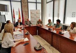 Imagen de la reunión entre el consejero de Industria y los responsables de Embutidos Santa Cruz.