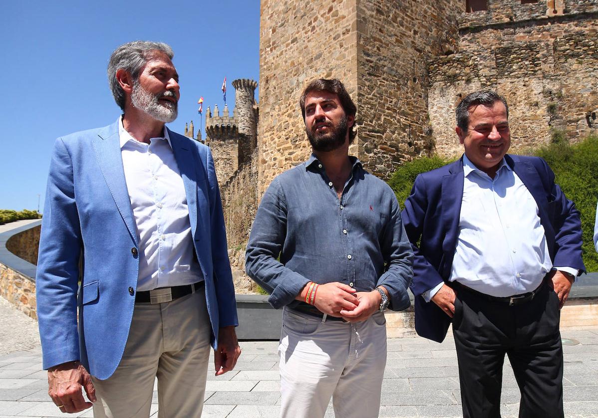 El vicepresidente de la Junta de Castilla y León, Juan García-Gallardo, acompañado por el candidato de Vox al Congreso por León, Pablo Calvo Liste, y el candidato al Senado, Francisco José García Paramio, durante su visita a Ponferrada